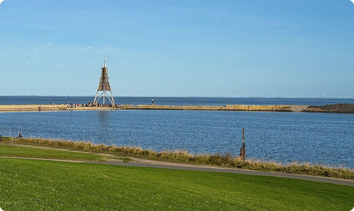 Döser Grünstrand mit Blick auf die Kugelbake