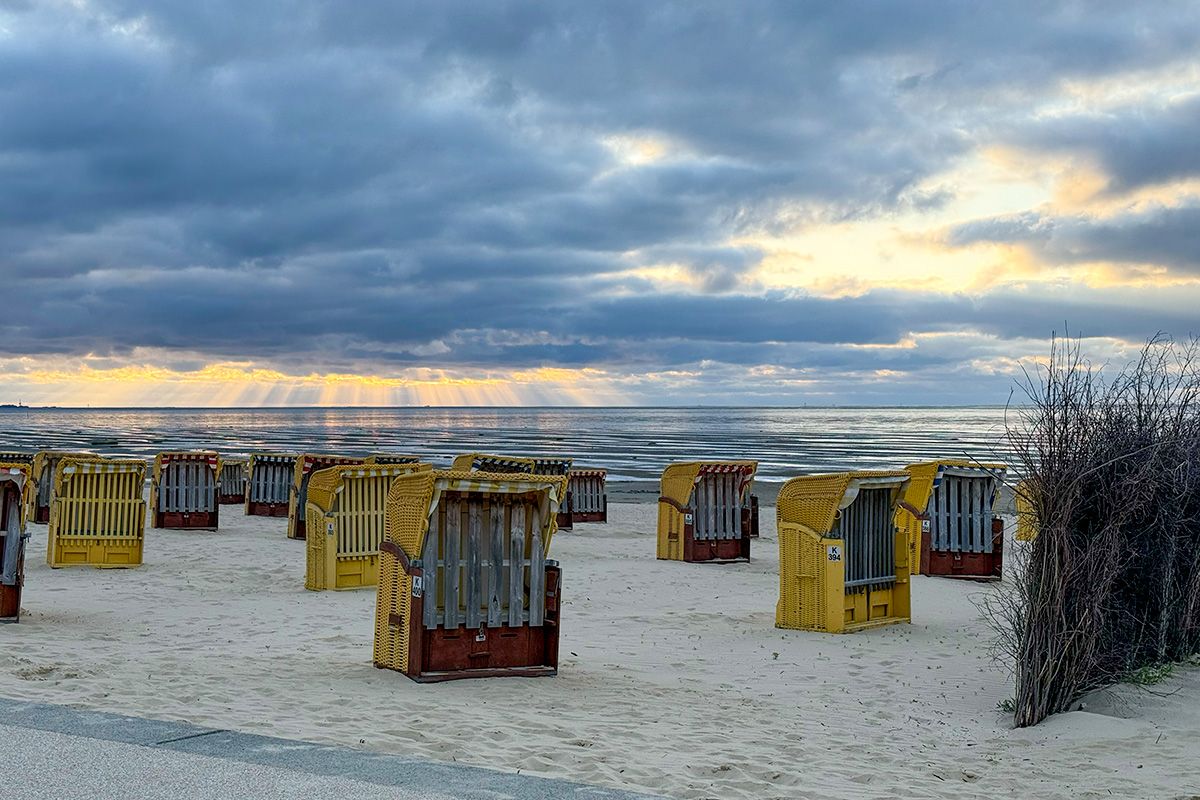 strandkoerbe-sonnenuntergang.jpg